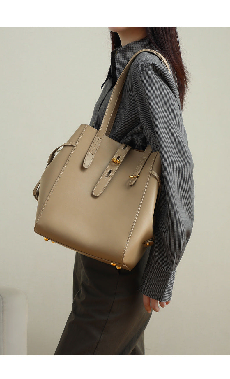 Elegant Office-Ready Shoulder Bag with Zipper Compartments